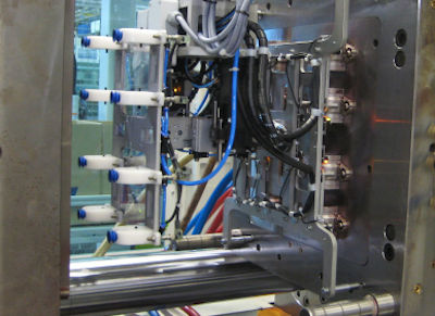 Spritzgussmaschine Roboter Robotergreifer Entnahmesystem